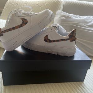 Women’s AF1 SE pixel leopard. Size 6